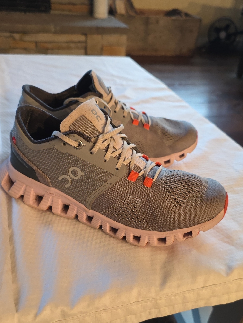On Cloud On Running Cloud Alloy Grey Lily sneakers! 6.5